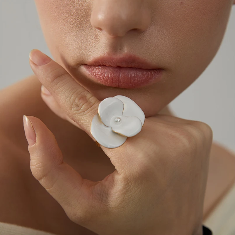 Anillo Dalia ajustable con diseño de esmalte blanco