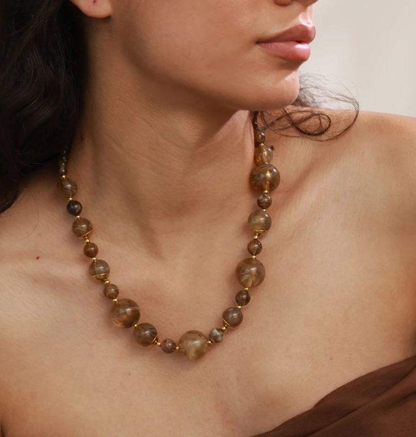 Collar Amanda artesanal de resina y perlas