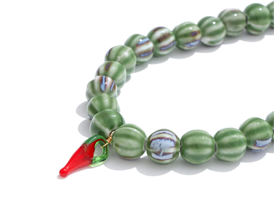 Collar de cerámica con forma de gota de chile hecho a mano