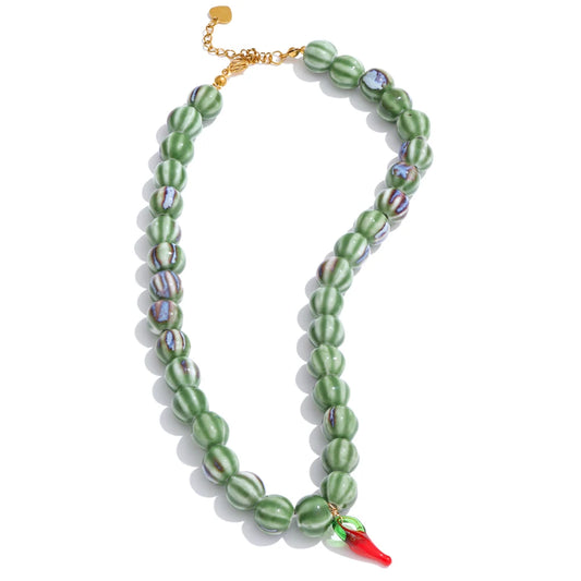 Collar de cerámica con forma de gota de chile hecho a mano