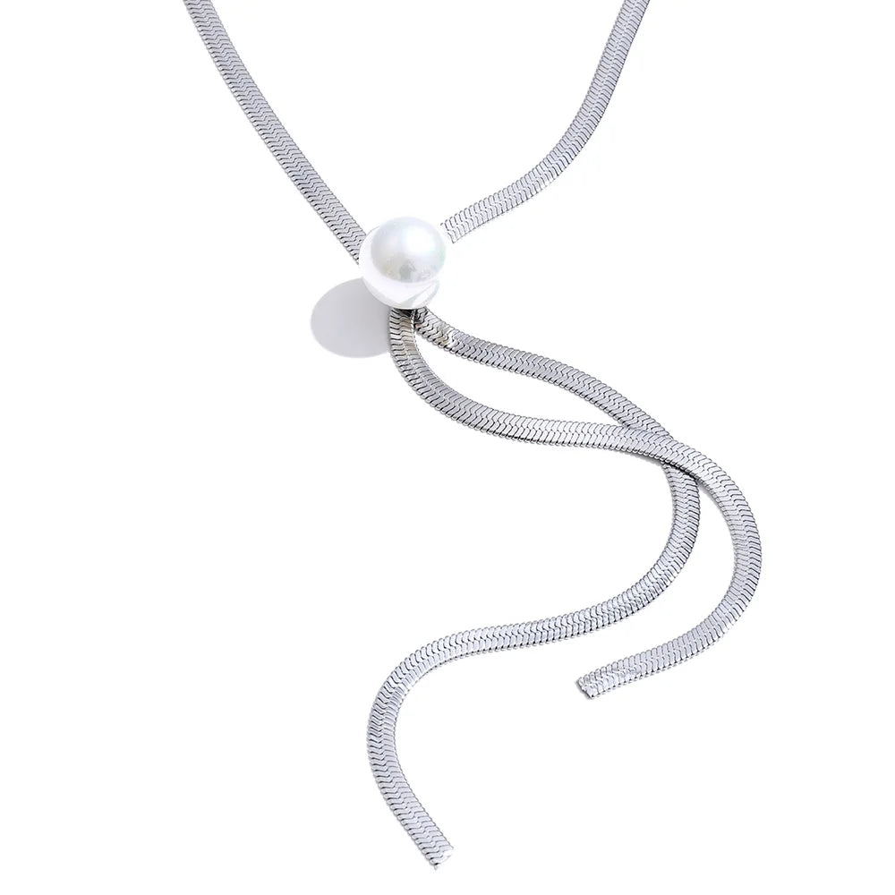 Collar largo con perlas y cadena de serpiente