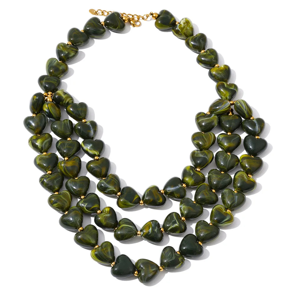 Collar en 3 colores de corazón acrílico hecho a mano