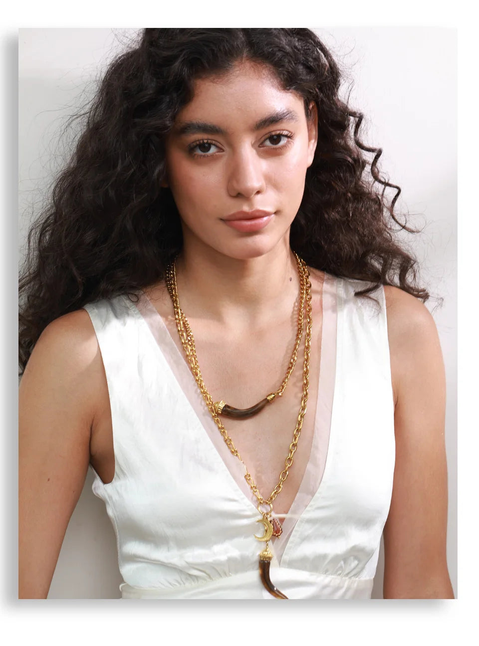 Collar con colgante de cuernos de resina chapado en oro PVD de 18K