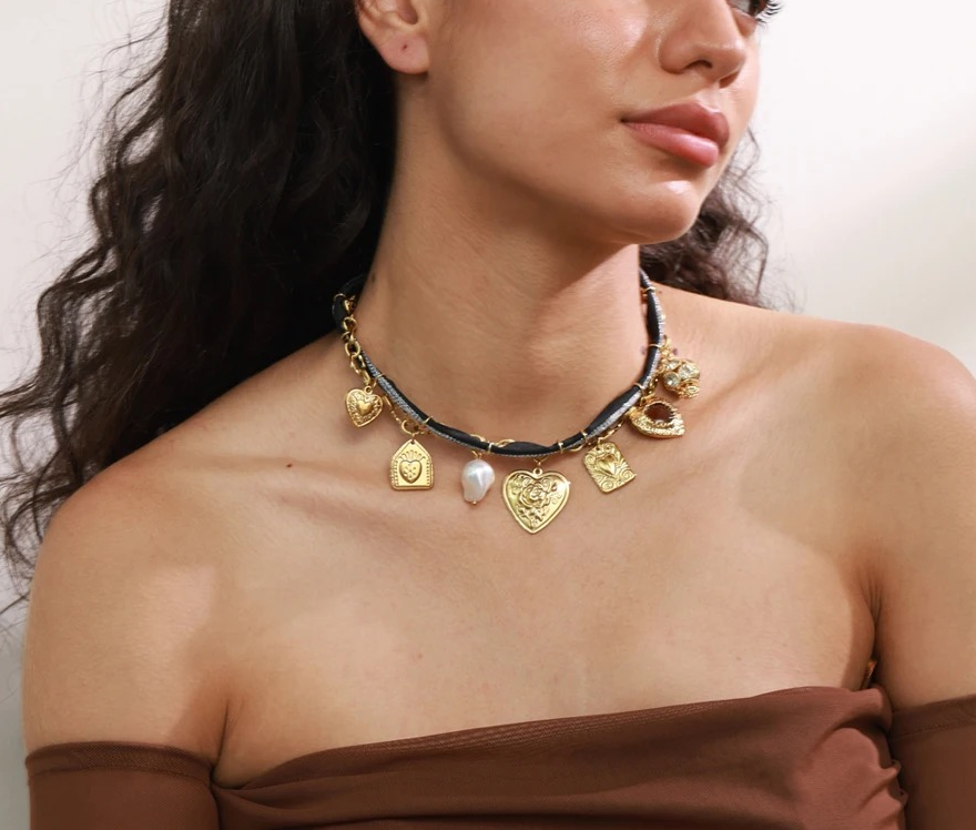 Collar con colgante de flor de circonita y perla