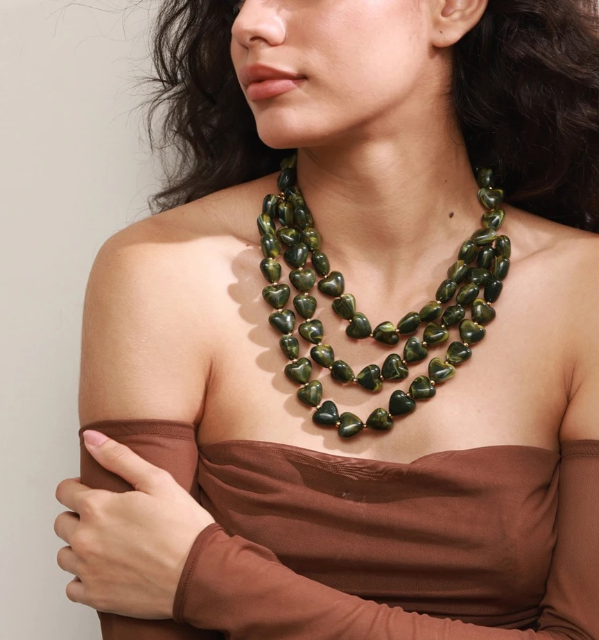 Collar en 3 colores de corazón acrílico hecho a mano