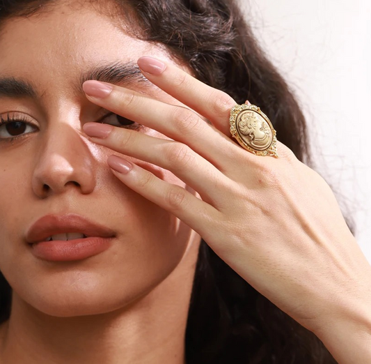 Anillo con retrato de perlas de resina exclusivo